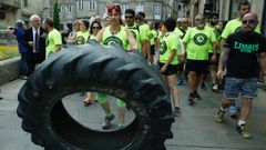 Llegada al Obradoiro de los peregrinos de la iniciativa ReVu�lcate 2017 volteando su rueda de tractor