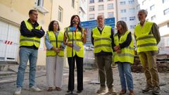 La conselleira de Vivenda e Planificaci�n de Infraestruturas, Mar�a M. Allegue (ante el micr�fono) durante la presentaci�n este mi�rcoles de la promoci�n de viviendas p�blicas en la calle Rey Abdullah