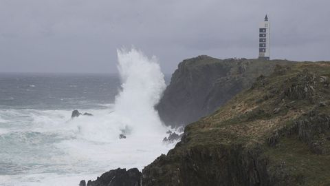El faro de Meir&aacute;s, en una imagen de archivo de un d&iacute;a de temporal en el mar.