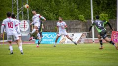 Paco salta a por un bal�n en la �ltima derrota, contra el Boiro en el Julio Mato.