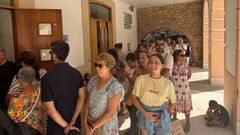 Colas en Noia para conseguir gafas para ver el eclipse