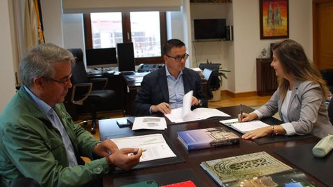 El consellerio de Medio Rural, Jos Gonzlez y el director xeral de Defensa do Monte, Manuel Rodrguez, se entrevistaron con la alcaldesa de Lobios