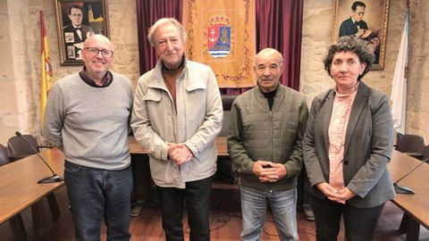 Adolfo Mu��os, Paco Lobat�n, Manolo Galb�n y Mari Carmen Filgueira, en la casa consistorial de Rianxo.