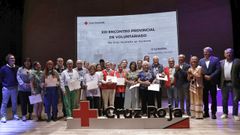 Los voluntarios premiados en esta edición del encuentro, con el presidente de la entidad, Felipe Ferreiro, y los representantes de las instituciones públicas que acudieron a la cita