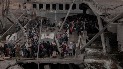 Para abandonar la ciudad de Irpin, en la regin de Kiev, hay que cruzar puentes destrozados por el conflicto 