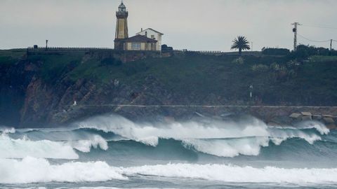 Fotografa del oleaje con el faro de San Juan de Nieva