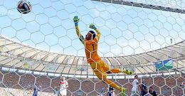 En un estadio de Maracan� abarrotado, el bal�n se cuela en la porter�a de Llor�s tras tocar en el larguero. 