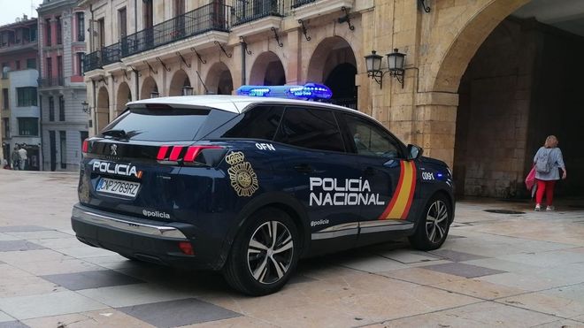 Coche de la Polic�a Nacional, en Oviedo