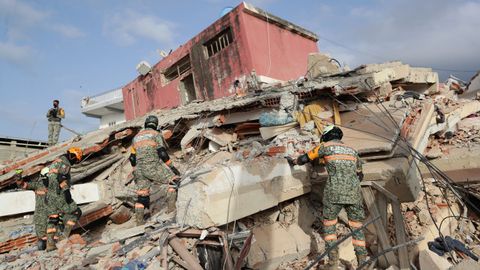 Los equipos de rescate colaboran en la b�squeda de desaparecidos.