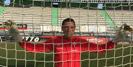 Ra�ales trabaja a diario con los porteros del equipo racinguista en las instalaciones de A Malata.