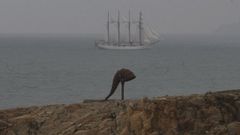 El Juan Sebastian Elcano saliendo de A Coru�a.