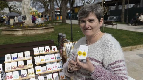 Ana Ferreiro cre� la marca ArtesAna y hace piezas de bisuter�a con las flores de su jard�n u otros elementos naturales que la rodean. Ella se refugi� en la artesan�a para tener la mente ocupada y no decaer en su lucha contra el c�ncer. Ella conoc�a ya de cerca la enfermedad, pues cuid� a su madrina mientras la ten�a, �pero no es lo mismo verlo que vivirlo�, dice.