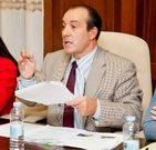 El alcalde de Camari�as, con los papeles del PXOM.