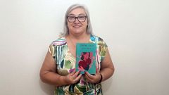 Esther Pi�eiro, escritora de Noia, cun exemplar do seu �ltimo libro �Sempre Lela�