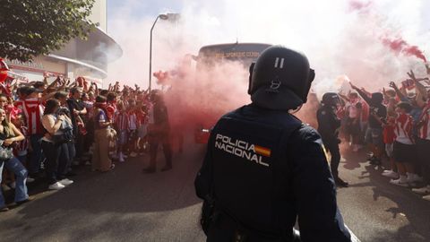 La afici�n gijonesa recibe al Sporting en el Molin�n antes del partido contra el Real Oviedo