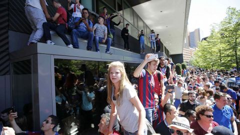 Cientos de aficionados se apostaron en las puertas del hotel para recibir a su equipo
