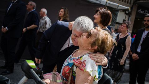 Miguel Caride, recibiendo el afecto de una vecina