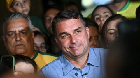 El senador Fl�vio Bolsonaro durante sus declaraciones tras conocerse los resultados oficiales de los comicios