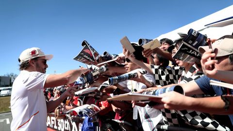 Fernando Alonso, firmando aut�grafos en su �ltima carrera en Suzuka