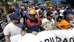 Manifestantes durante la concentraci�n de Alcoa