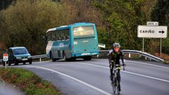 Un bus circula por la AC-862, llegando a Ponte Mera, en Ortigueira, en una imagen de archivo