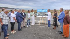 La conselleira, �ngeles V�zquez, y el alcalde, Jos� Manuel Rey Varela, este lunes, atendiendo a la explicaci�n del proyecto junto a vecinos y representantes del gobierno local y la Xunta.