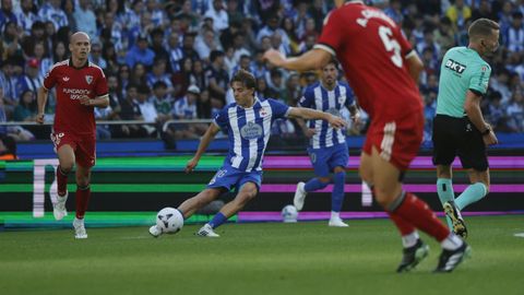 Amatucci, con el bal�n durante el partido contra el Sevilla.