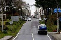 Las aceras de Fernando Conde terminan a 200 metros de las de la N-640 en As Colonias. 