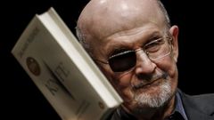 El novelista Salman Rushdie.