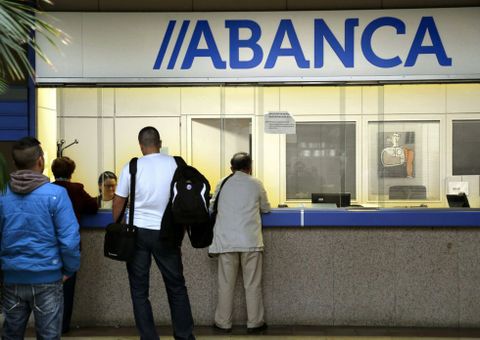 Los nuevos empleados de Abanca tendrán 18,5 pagas, frente a las 21 que perciben los actuales.