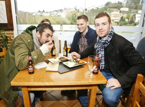 Pimientos rellenos y tortilla con lamprea en Pontecesures