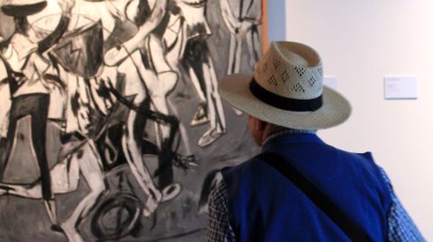 Visitante ante una tauromaquia de Juan Barjola