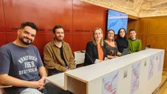  Nuno Pico (Grande Amore) e Cibr�n Tenreiro (Ataque Escampe), integrantes do proxecto �Outros Corpos�;  a concelleira M�riam Louzao; e Ux�a, Gloria Pav�a e Migui Bouz�, integrantes do proxecto �Encontrarte. 10 anos lembrando a Narf�
