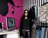 Karmen Mart�nez se hace fotos con la ropa de su tienda. 