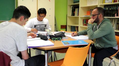 Los alumnos Wilson Jim�nez y Daniel Maroto estudian con el profesor Jacobo V�zquez, en la escuela-hogar de Belmonte.Los alumnos Wilson Jim�nez y Daniel Maroto estudian con el profesor Jacobo V�zquez, en la escuela-hogar de Belmonte