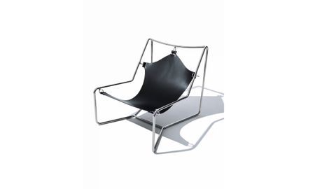 Ludovic de Saint Sernin x Zara 50 Aniversario. Silla de cuero. Esta silla cristaliza el lenguaje sensual y subversivo del diseñador en una forma escultórica. El cuero?crudo, táctil, animalista?es el material central, suspendido dentro de una estructura cromada afilada. Estudia el contraste entre suavidad y estructura, fluidez y tensión, deseo y acero. Referenciando códigos eróticos del BDSM no como espectáculo, sino como lente para explorar el poder, la intimidad y la identidad. Más que funcional, es un artefacto de fantasía que invita al tacto y despierta el instinto