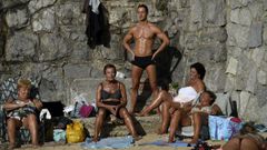 Gente tomando el sol en la playa de San Lorenzo, en Gij�n