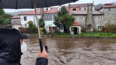 El cauce del r�o Asma est� desbordado a su paso por el barrio de A Ponte, en Chantada