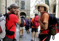 La cola para obtener la compostela (arriba); el padre Mauro y sus cinco disc�pulos milaneses; Koen y su perro Ringo; y la espera de Ferr�n y Pol en la r�a do Vilar. 