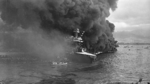 Im�genes de la US Navy de los barcos ardiendo y hundi�ndose tras el ataque nip�n en Pearl Harbor.
