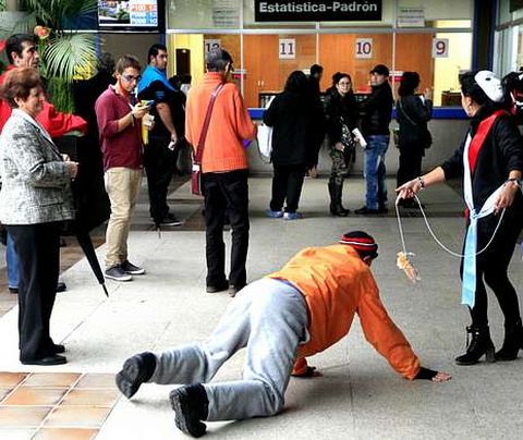 <span lang= es-es >��Vago, trabaja, qu� mal hueles!�</span>. La humillaci�n que sienten los usuarios de Sereos fue escenificado en el Concello mediante un sociodrama por el core�grafo Juan Moredo. Persigui� por el suelo un bocadillo mientras ciudadanos �de bien� lo increpaban. Los agentes le permitieron llegar a rastras al registro para presentar la queja de El Im�n.