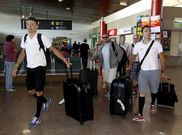 <span lang= es-es >�Ya est�n aqu�!</span> Vigo y las R�as Baixas ya huelen a Vuelta. Los primeros equipos aterrizaron ayer en Peinador para distribuirse por sus bases de operaciones en los pr�ximos siete d�as.