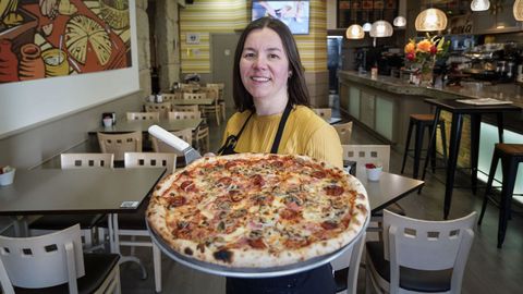 Elena Vázquez y su familia se ponen al frente de la pizzería Montana de Celanova