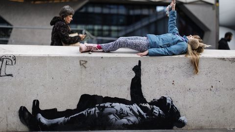 Detalle de uno de los nuevos murales de Banksy