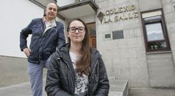 A estudante premiada Noelia Peiteado, co profesor Xo�n Lu�s Rilo, onte no colexio La Salle. 