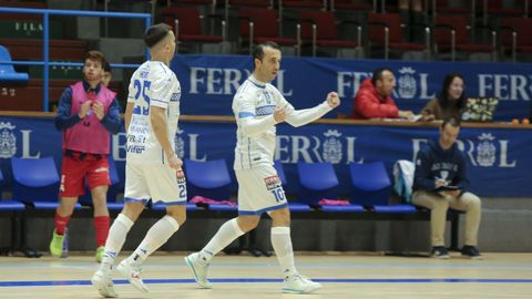 Adri, capitn de O Parrulo, celebrando un tanto en un choque en A Malata.