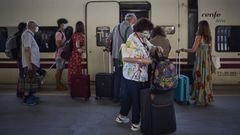 Pasajeros en la estaci�n de tren de Ourense