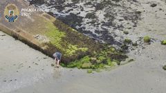 Imagen captada por la Polic�a Local del furtivo localizado en la playa de Ri�s, en Teis