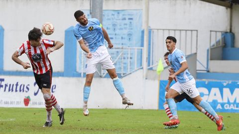 Arturo, que regresa este domingo al once inicial, intenta cabecear un bal�n en el duelo ante el C�ltiga