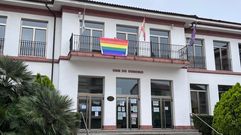 Bandera conmemorativa del d�a del orgullo en el balc�n de consistorio